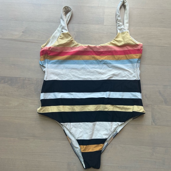 Billabong swimsuit - Picture 1 of 2